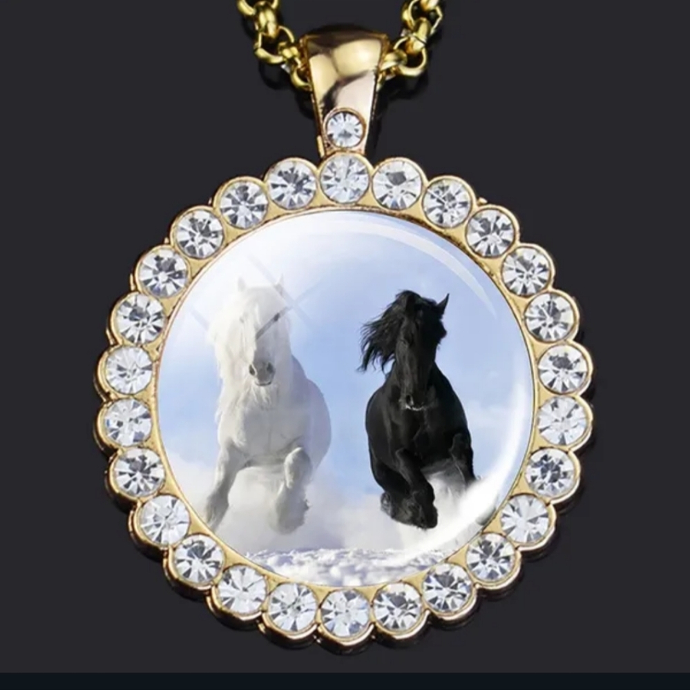 🐎🐎NEW🐎🐎PRETTY!! Running Horse Charm with Necklace in GOLD🐎🐎